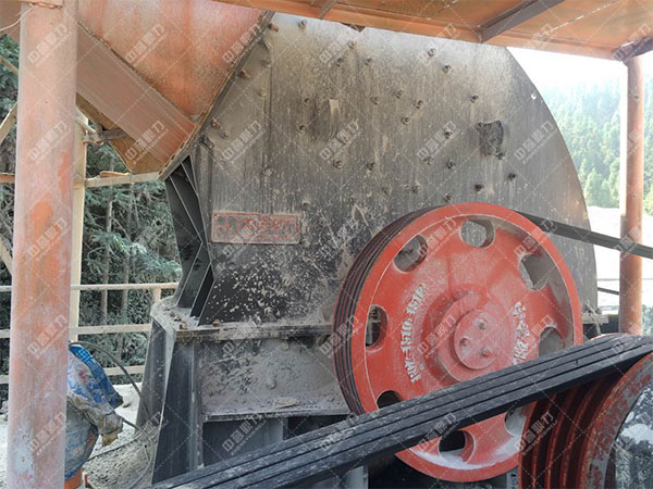 中譽(yù)鼎力錘式破碎機(jī)