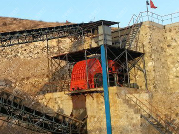 1213型號(hào)的錘式破碎機(jī)