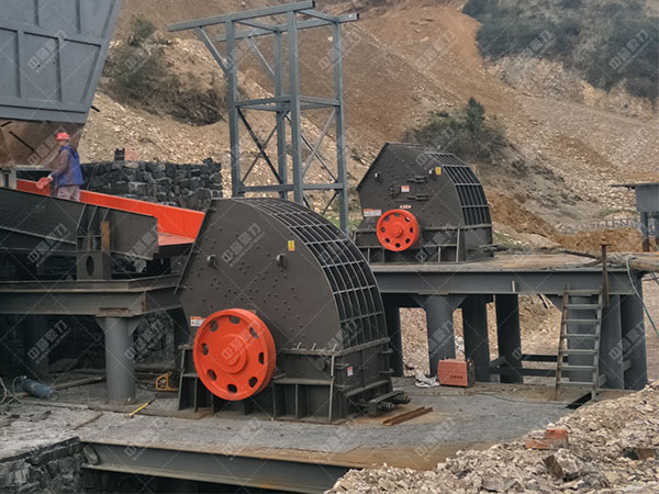 改進(jìn)后的反擊錘式破碎機(jī)